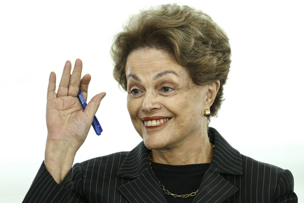 Deputado vai ao TCU para barrar pagamento milionário a Dilma Rousseff