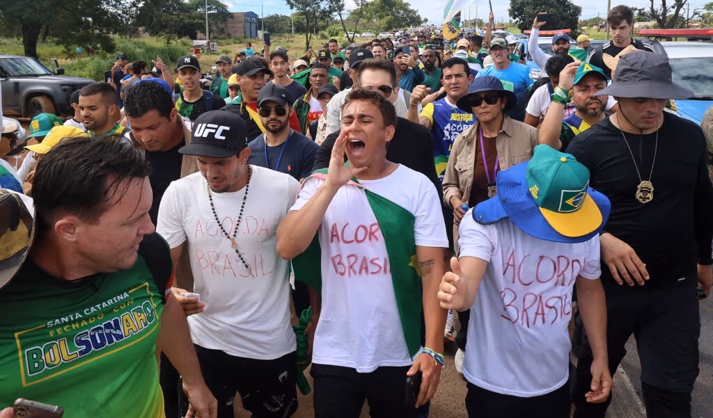 Nikolas tenta manter o controle de manifestação