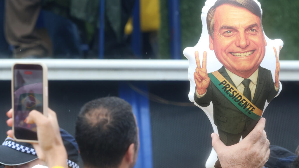 “Tentam impor herdeiros, atalhos e substitutos”, diz Carluxo