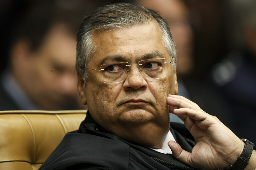 Lulinha recorre a Flávio Dino para barrar quebras de sigilo na CPMI do INSS