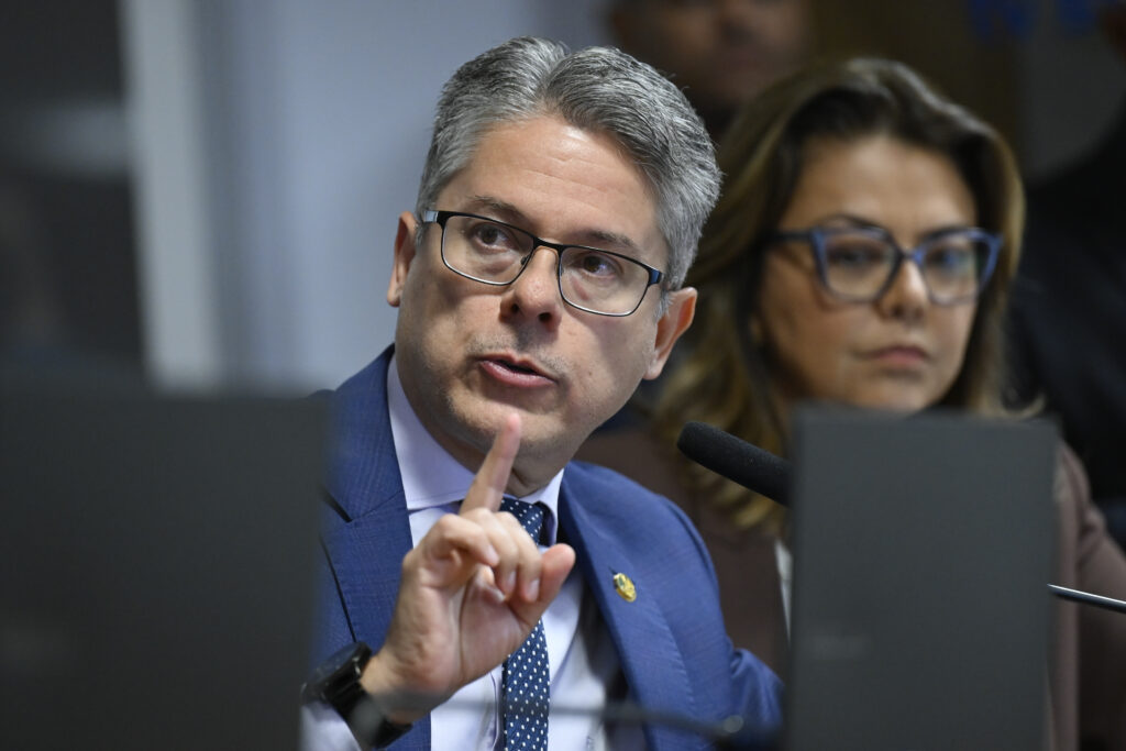 Vieira protocola pedido de CPI sobre atuação de Moraes e Toffoli no caso Master
