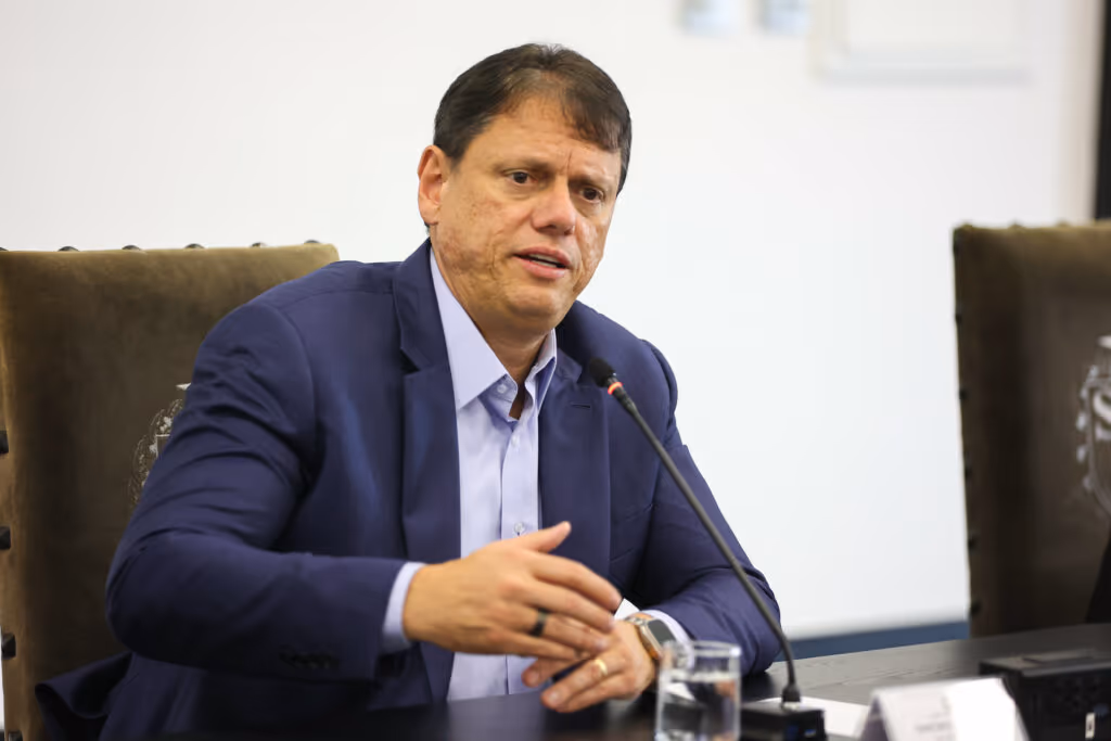 Tarcísio de Freitas passa por procedimento no joelho