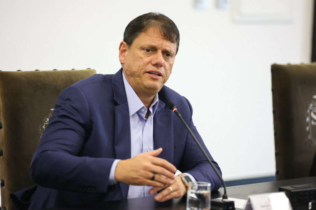 Tarcísio de Freitas passa por procedimento no joelho