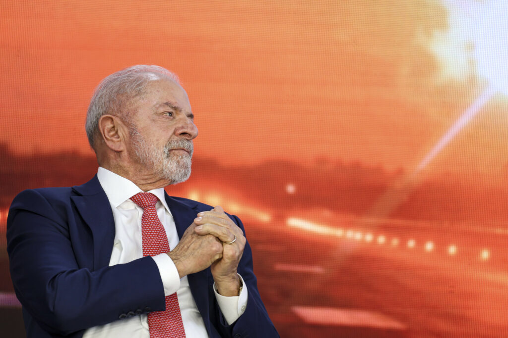 Lula contraria Motta e barra valores acima do teto