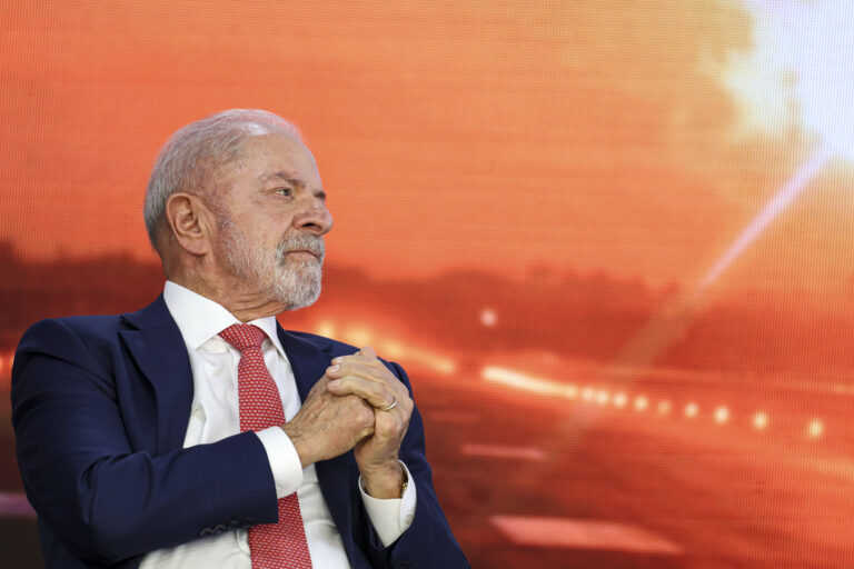 Lula contraria Motta e barra valores acima do teto