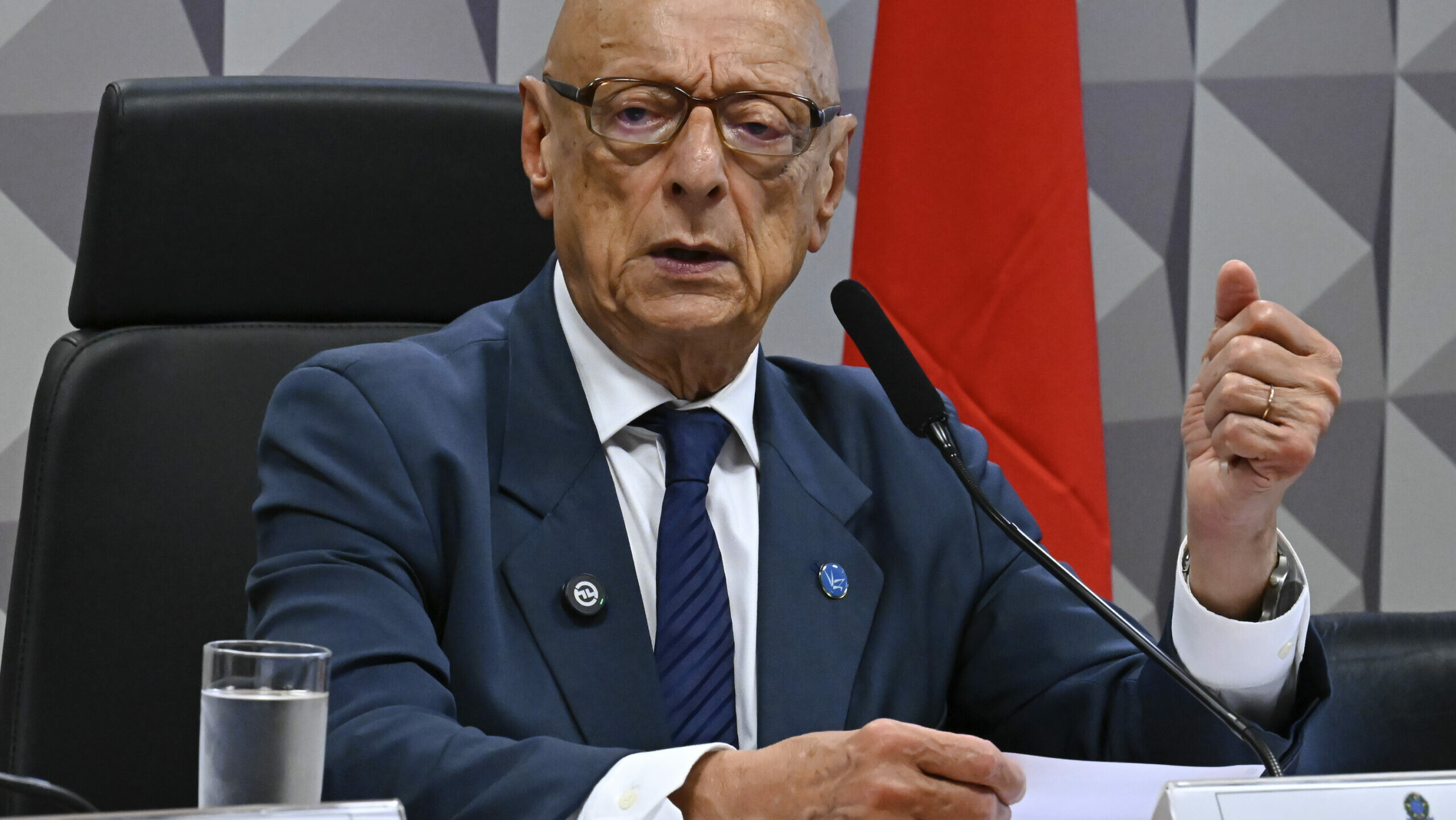 Esperidião Amin desafia PL e mantém candidatura em SC