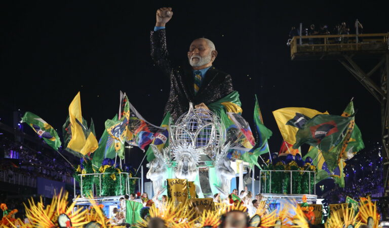 Escola que homenageou Lula foi autorizada a bancar desfile com Lei Rouanet