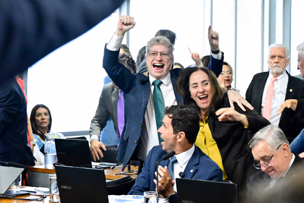 Sigilo de Lulinha cai e oposição reage no Congresso