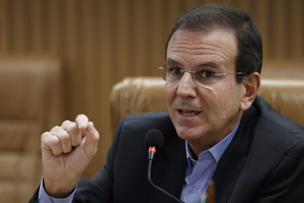 Paes renuncia à prefeitura do Rio para disputar o governo do estado