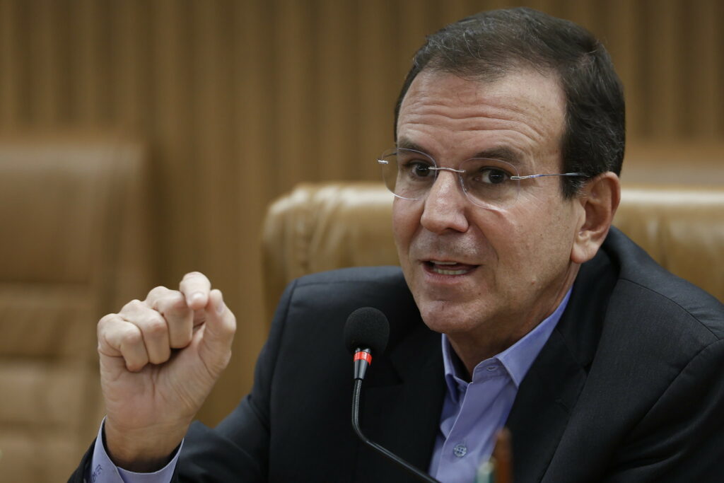 Paes renuncia à prefeitura do Rio para disputar o governo do estado