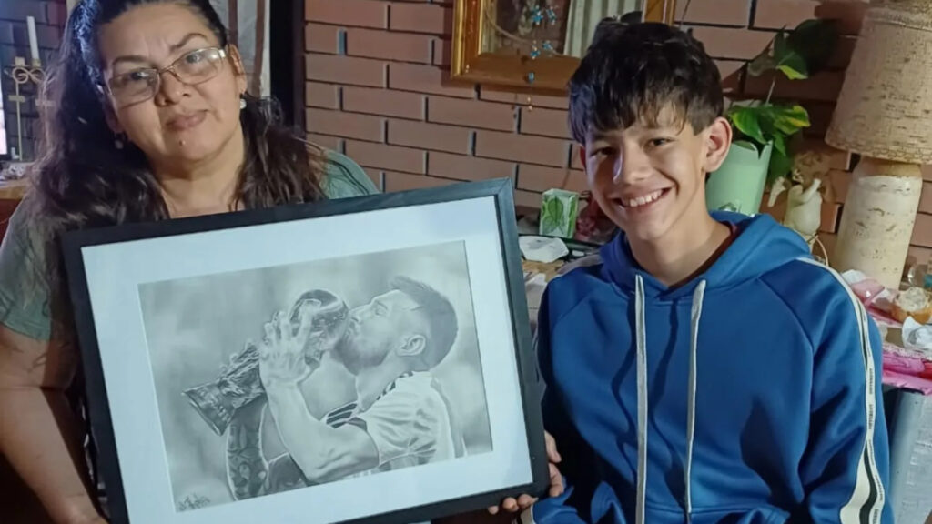 Adolescente transforma um lápis comum em talento extraordinário
