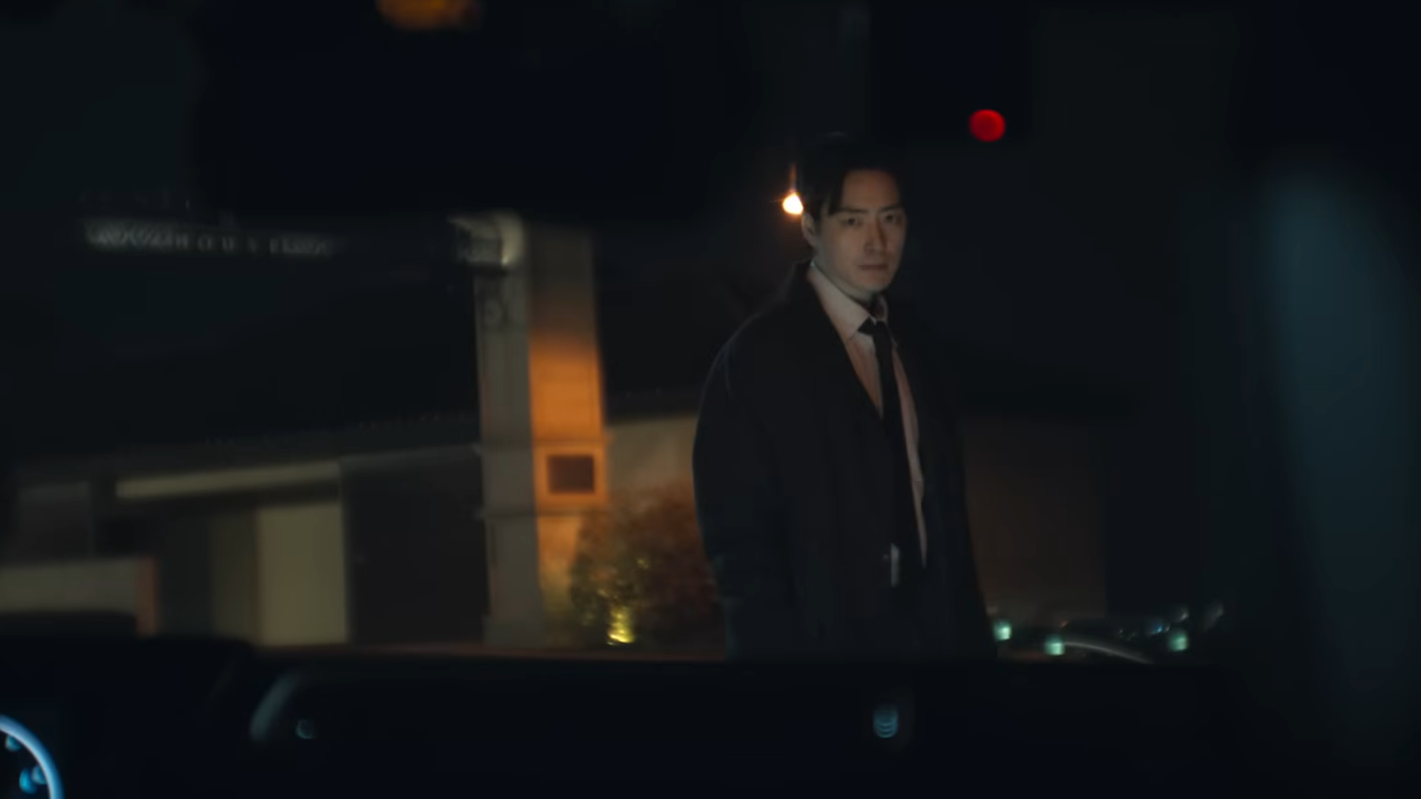 A Arte de Sarah mistura glamour e perigo e virou conversa do fim de semana entre os mais vistos da Netflix