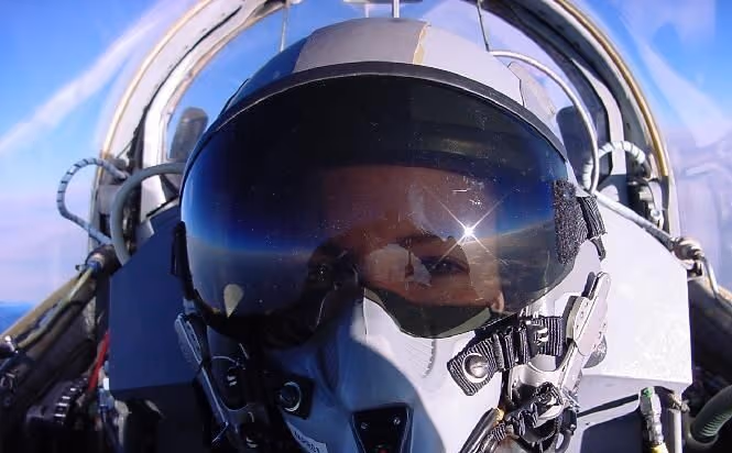 A coragem dessa mulher lhe permitiu pilotar um avião A-10 danificado durante uma difícil missão de combate
