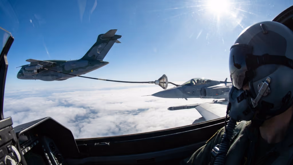 O sistema que elimina o limite de combustível dos caças em pleno voo