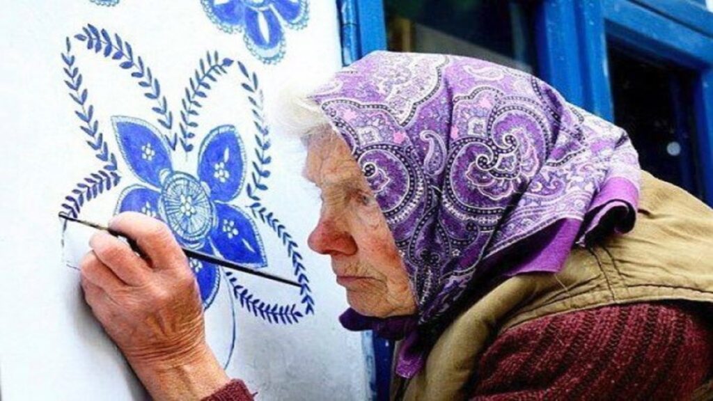 Agnes, a senhora de 90 anos que transformou sua vila em uma obra de arte com flores azuis em paredes brancas