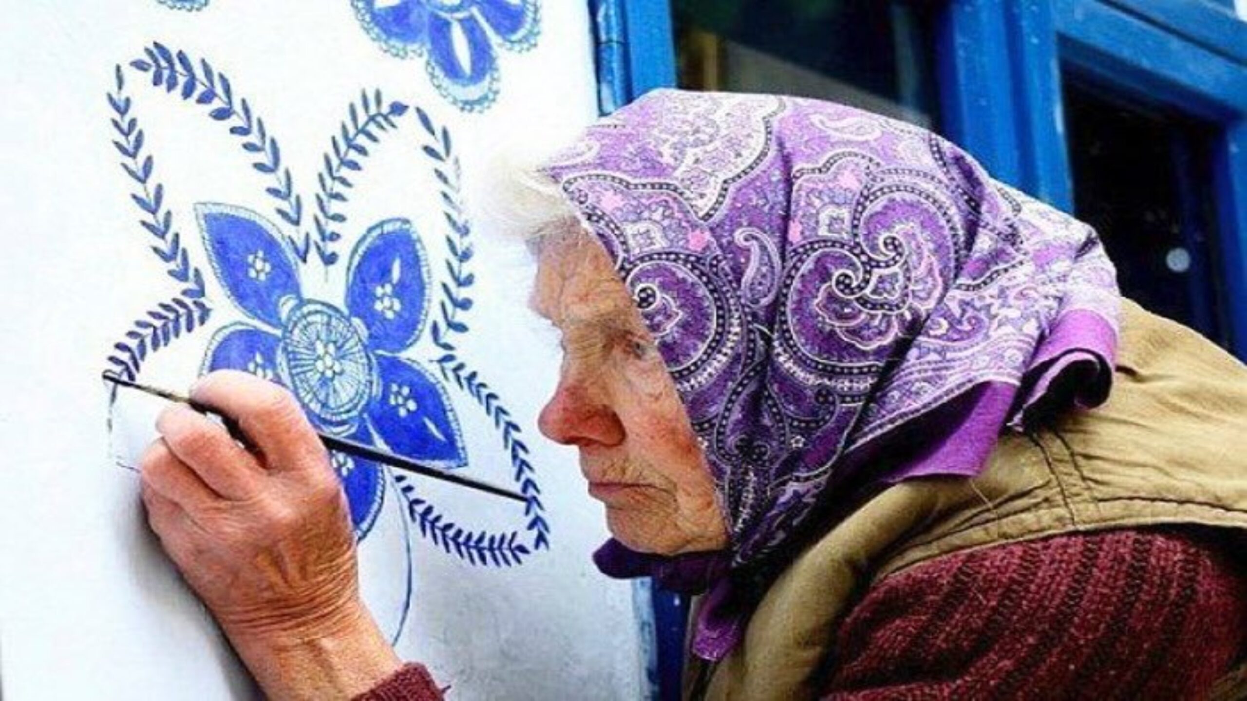Agnes, a senhora de 90 anos que transformou sua vila em uma obra de arte com flores azuis em paredes brancas