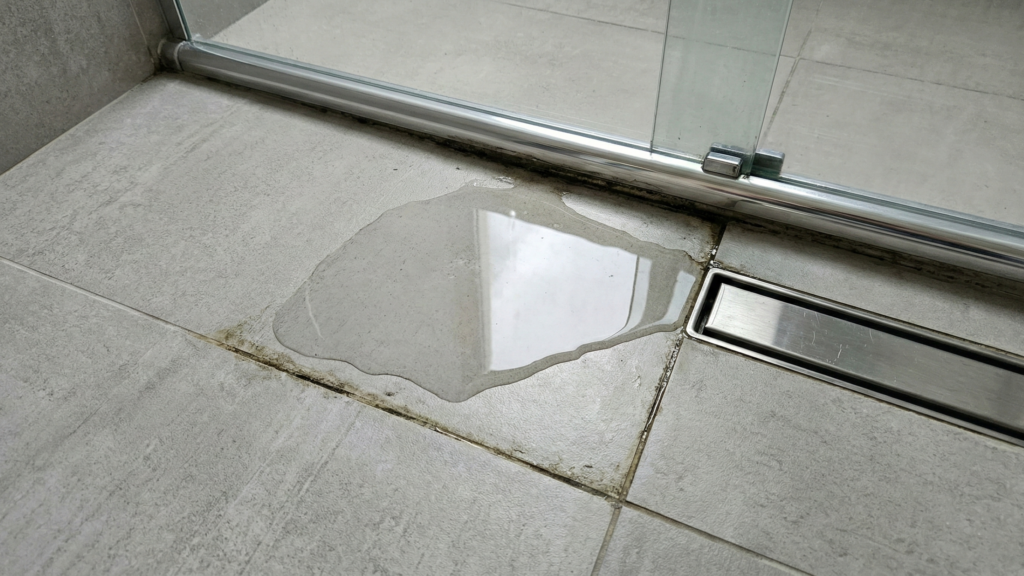 Banheiro bonito, ralo ruim: o erro de caimento que dá cheiro e água parada