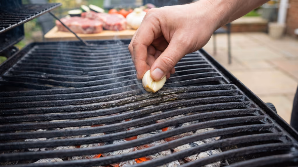 Alho na grelha antes do churrasco é o detalhe simples que deixa carne e peixe mais saborosos e menos amargos