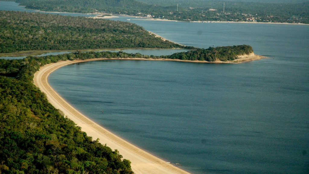 Com a subida e a queda dos rios, Alter do chão oferece ótimas "praias" para quem a visita - Por ORTENCIA / Wikimedia Commons