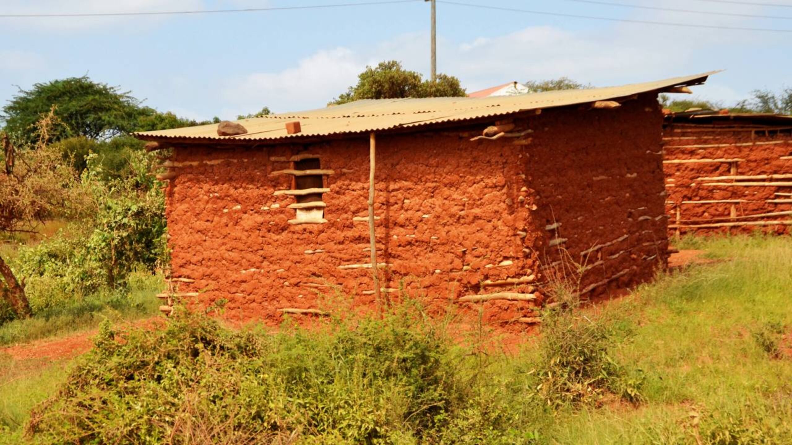 Aos 82 anos, agricultor vive isolado em casa de barro no interior do Piauí sem energia elétrica