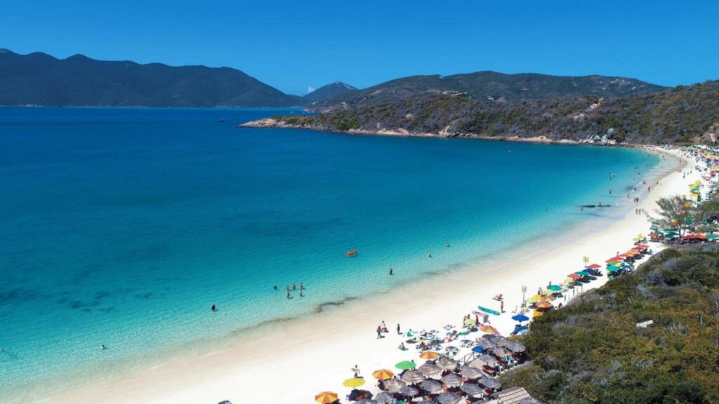 O Caribe Brasileiro com águas tão transparentes que os barcos parecem flutuar no ar: a vila de pescadores com a melhor praia do Brasil que supera o México e a República Dominicana