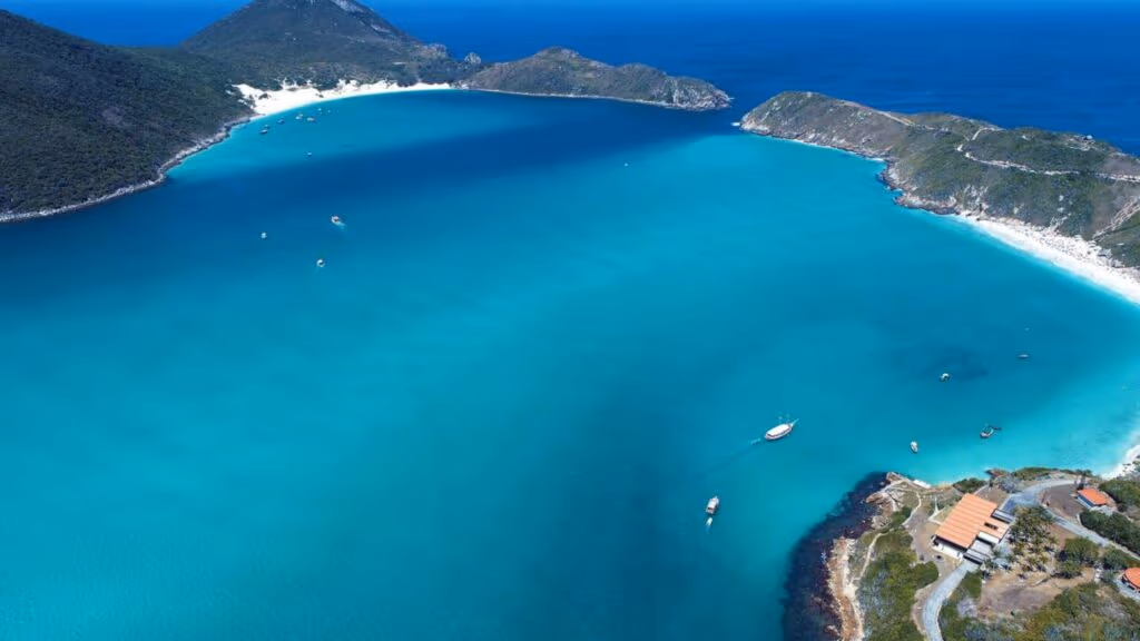 O Caribe Brasileiro com águas tão transparentes que os barcos parecem flutuar no ar: a vila de pescadores com a melhor praia do Brasil que supera o México e a República Dominicana