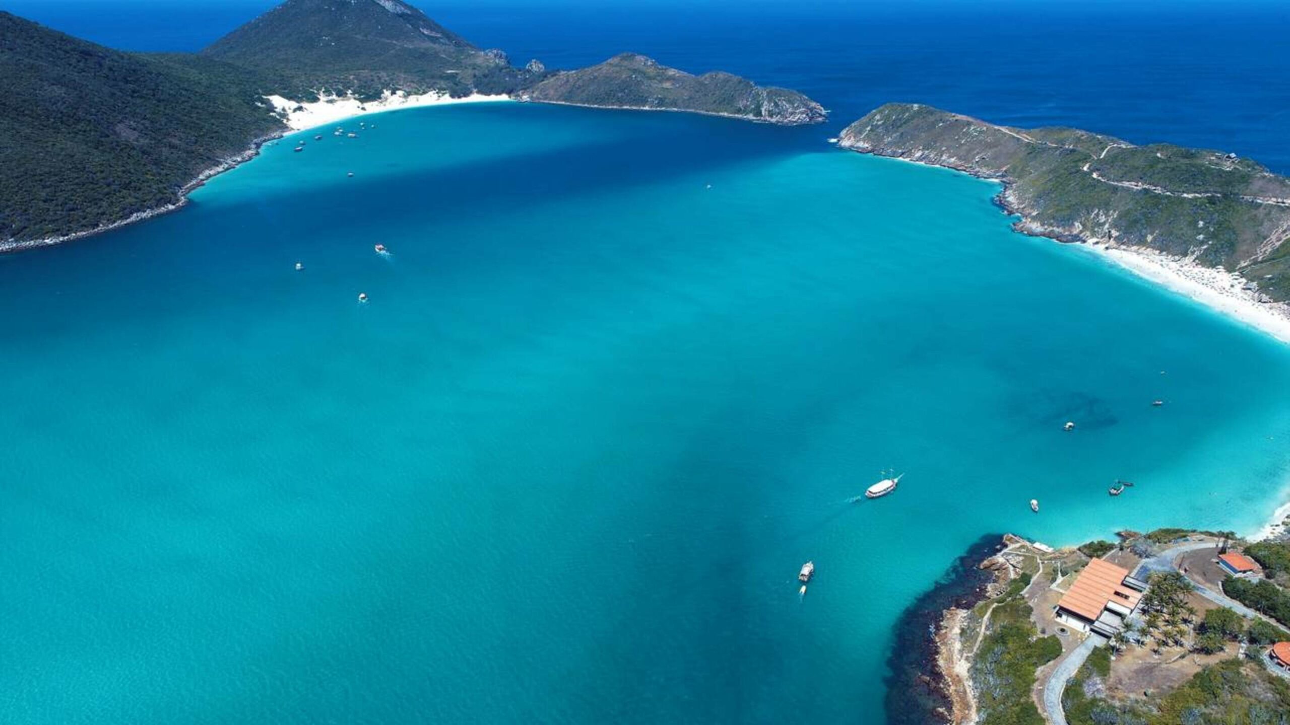 O Caribe Brasileiro com águas tão transparentes que os barcos parecem flutuar no ar: a vila de pescadores com a melhor praia do Brasil que supera o México e a República Dominicana