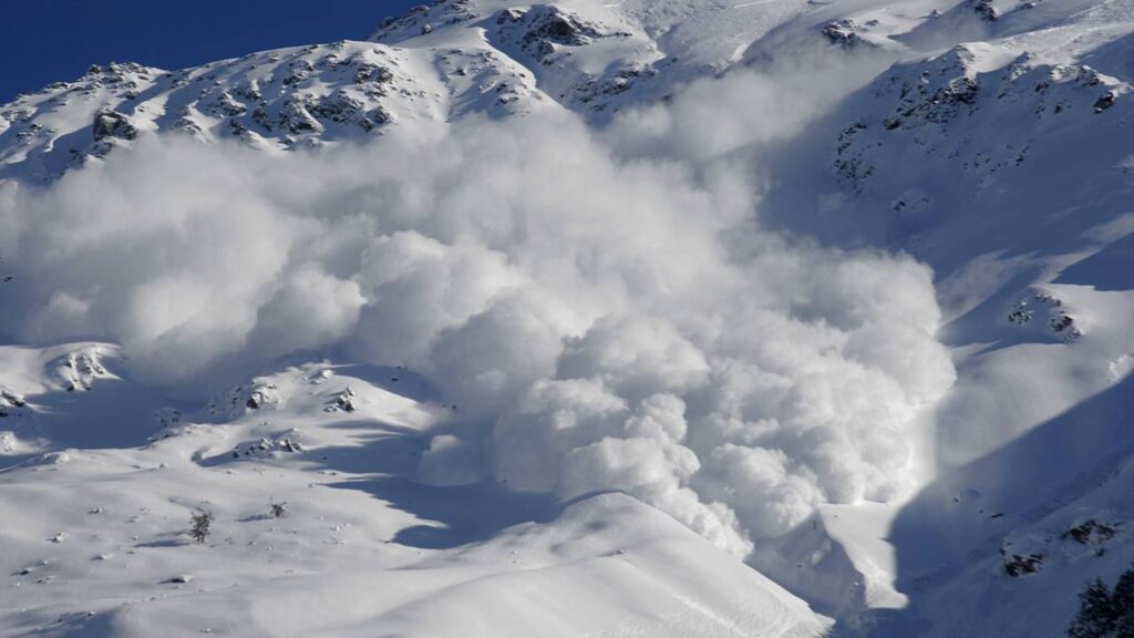 Avalanche histórica nos EUA deixa nove esquiadores desaparecidos