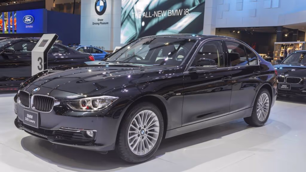 Saiba o quanto você precisa ganhar para manter uma BMW 320i 2026
