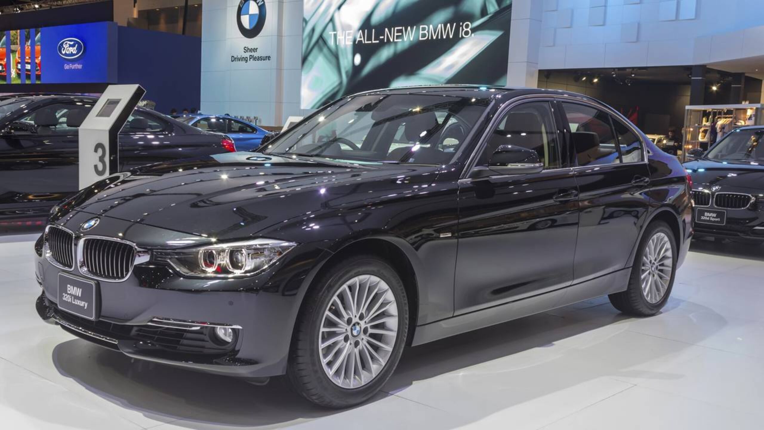 Saiba o quanto você precisa ganhar para manter uma BMW 320i 2026