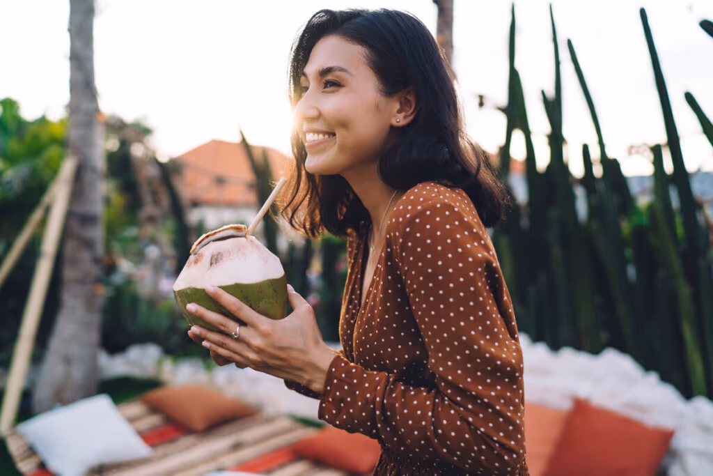 Água de coco emagrece? Veja 4 mitos e verdade sobre o consumo da bebida