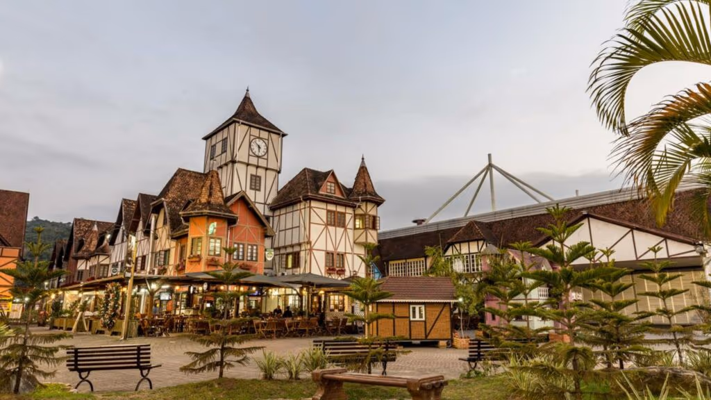 A Alemanha tropical do Brasil: a cidade catarinense fundada em 1850 sedia a 2ª maior Oktoberfest do mundo e lidera ranking nacional de segurança