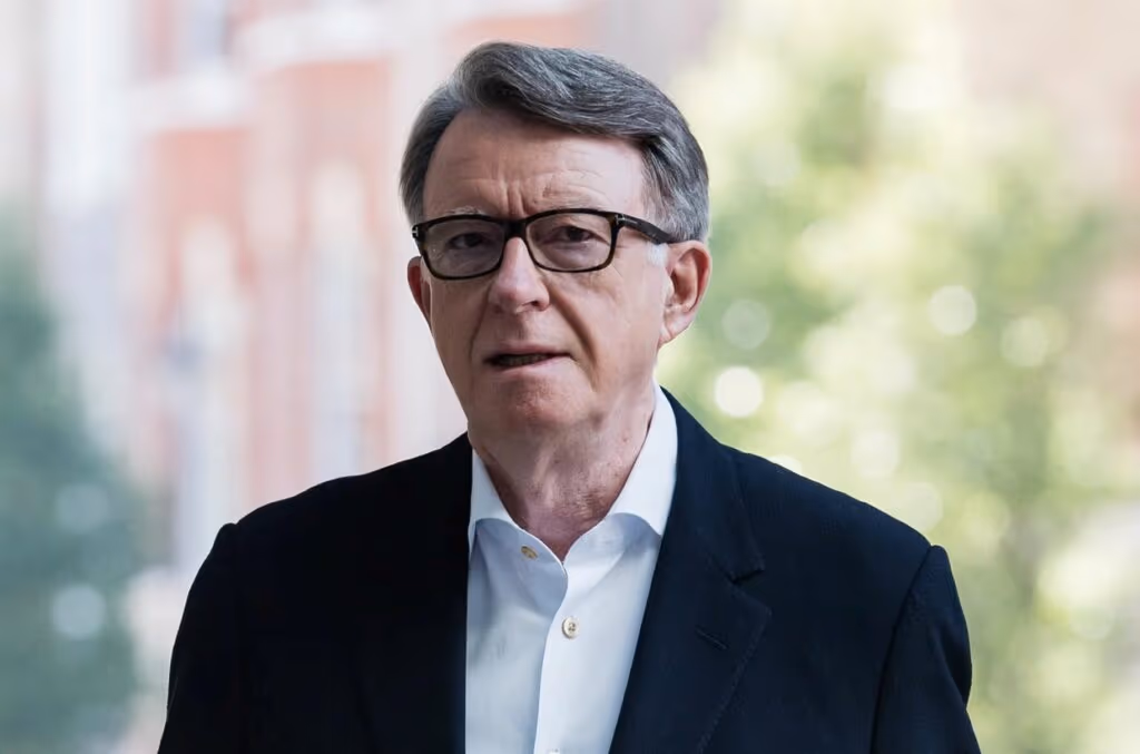 Ex-embaixador britânico é preso por suspeita de vazar dados a Epstein