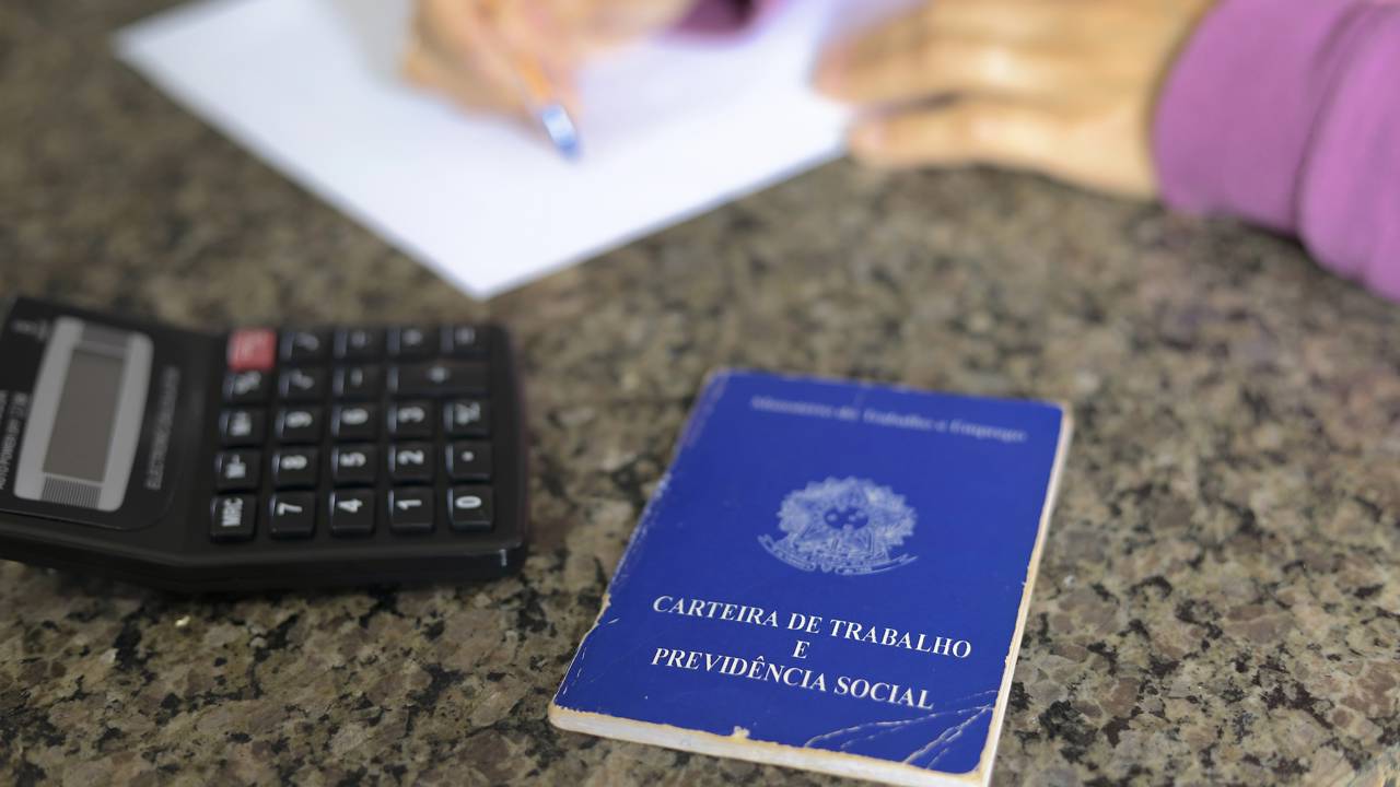 Empregado pode fazer bico sem avisar a empresa?