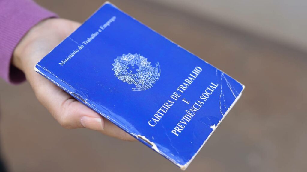 Quem trabalha sem carteira assinada tem direito à aposentadoria?