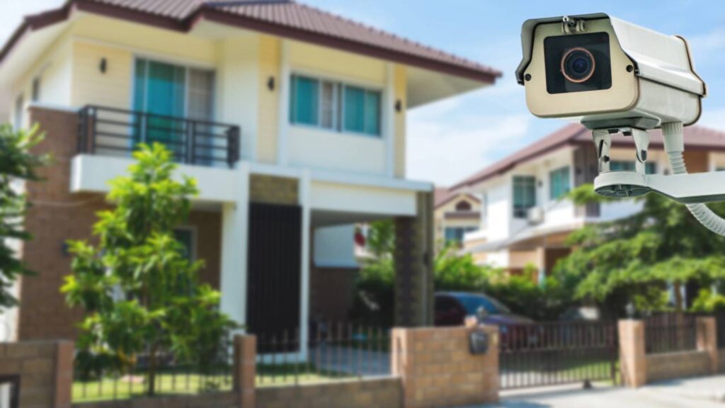 Câmera na fachada apontada para a calçada pode gerar multa se invadir privacidade de vizinhos?