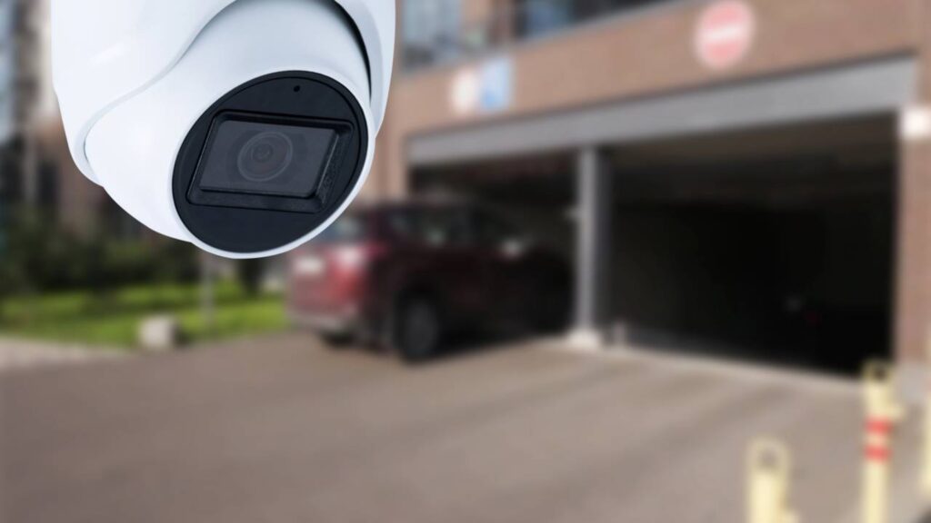Câmera na fachada apontada para a calçada pode gerar multa se invadir privacidade de vizinhos