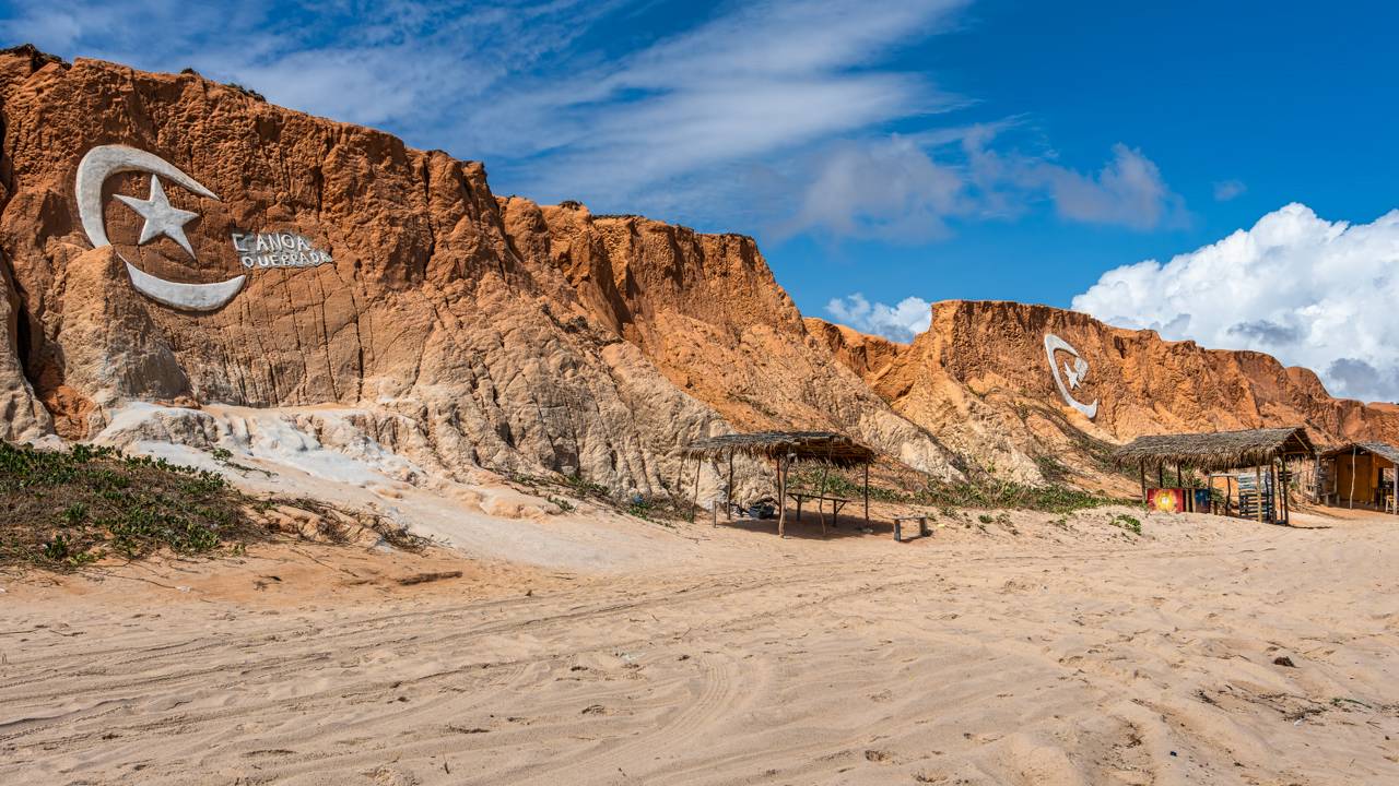 Esse antigo vilarejo do Nordeste tem cenários tão surreais que lembram Marte à beira-mar