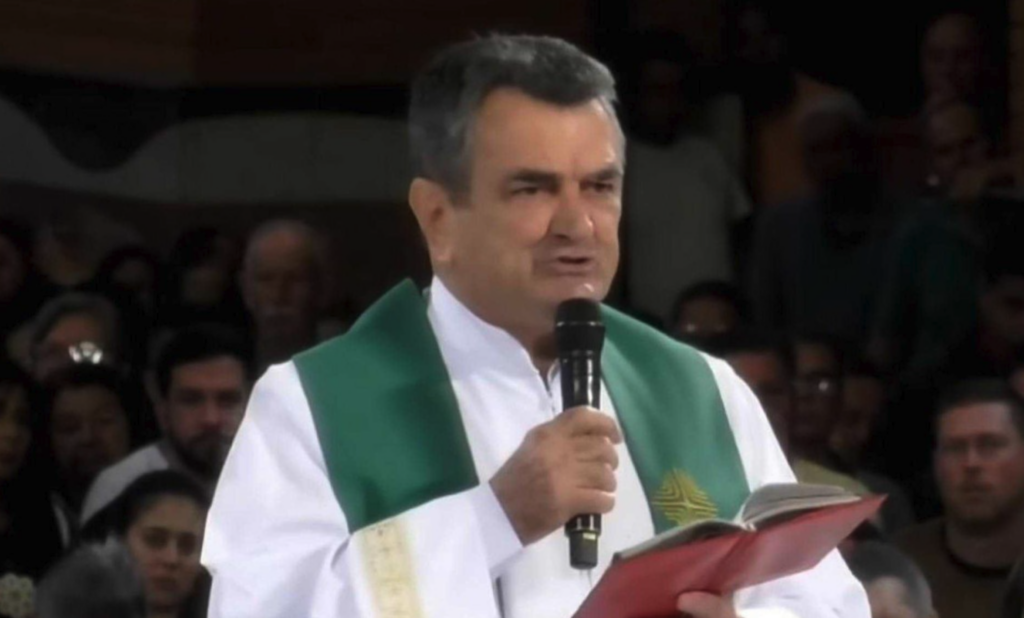 Em missa, padre critica caminhada de Nikolas