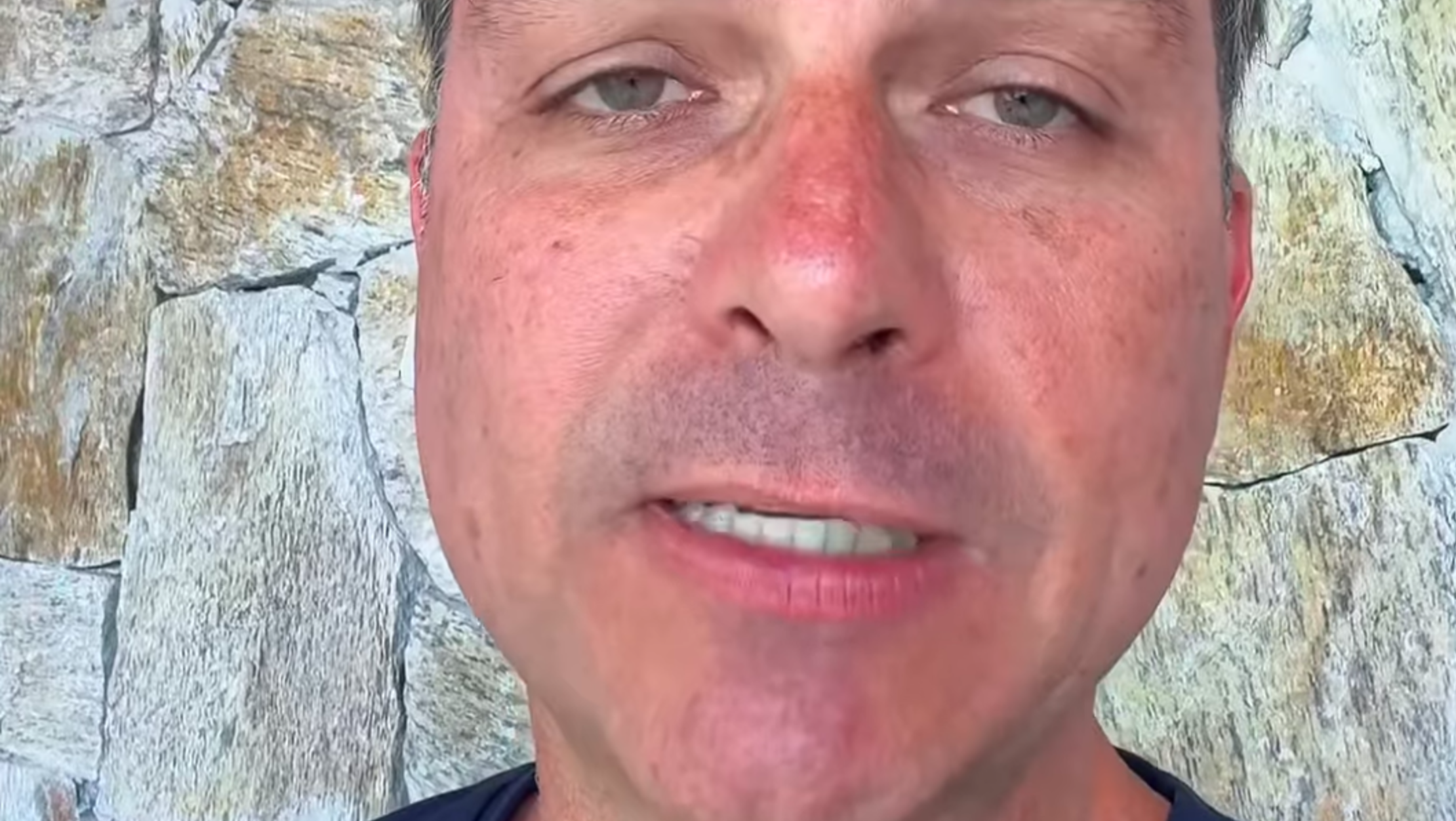 Flávio Bolsonaro manda mensagem ao eleitor de centro