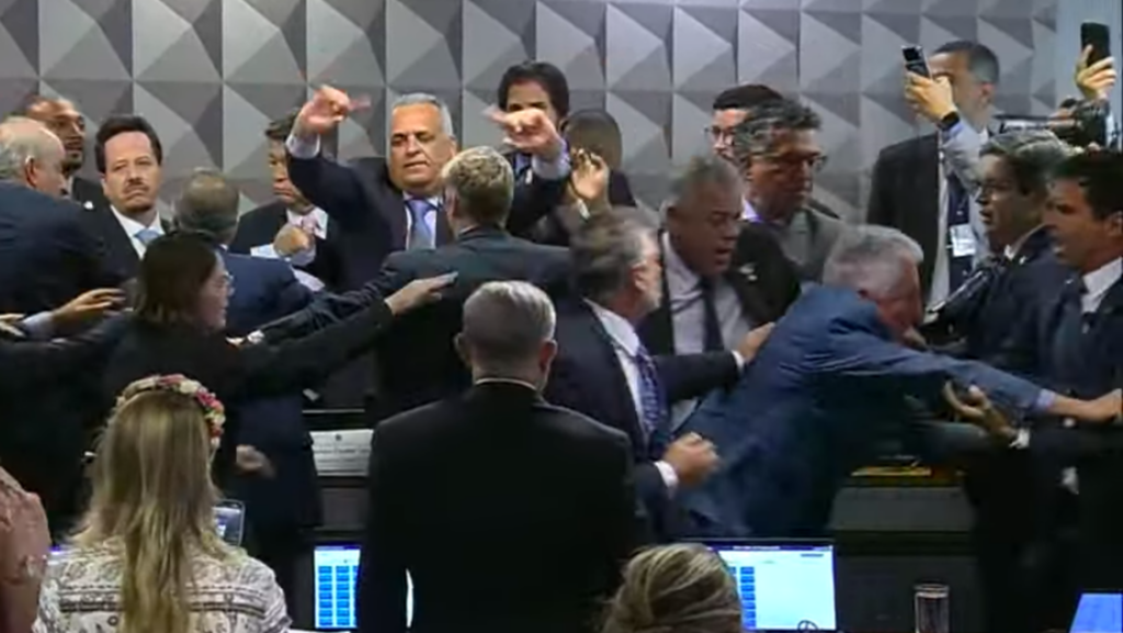 CPMI do INSS aprova quebra de sigilo de Lulinha e sessão termina em confusão