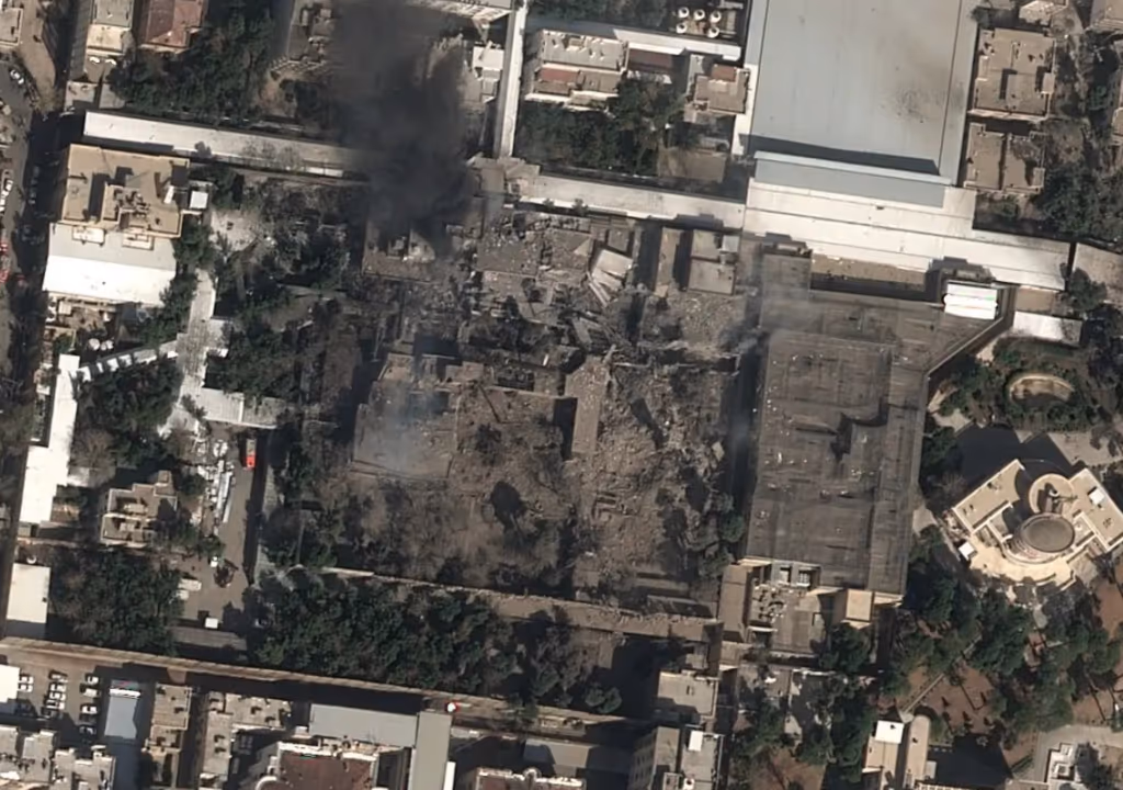 Imagem de satélite mostra danos extensos no complexo de Khamenei