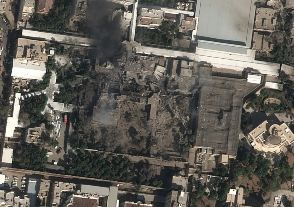 Imagem de satélite mostra danos extensos no complexo de Khamenei