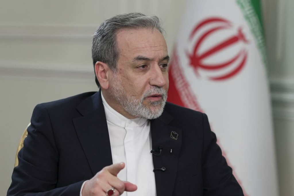 “Até onde eu sei”, Khamenei está vivo, diz chanceler do Irã