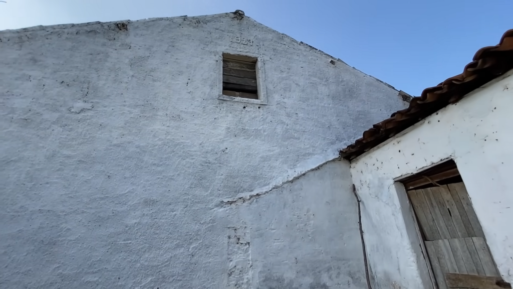 O homem que vive sozinho em uma casa centenária no sertão cearense