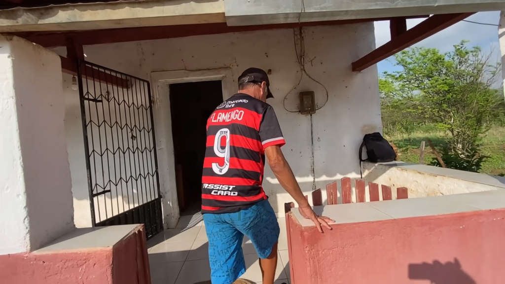 O homem que vive sozinho em uma casa centenária no sertão cearense