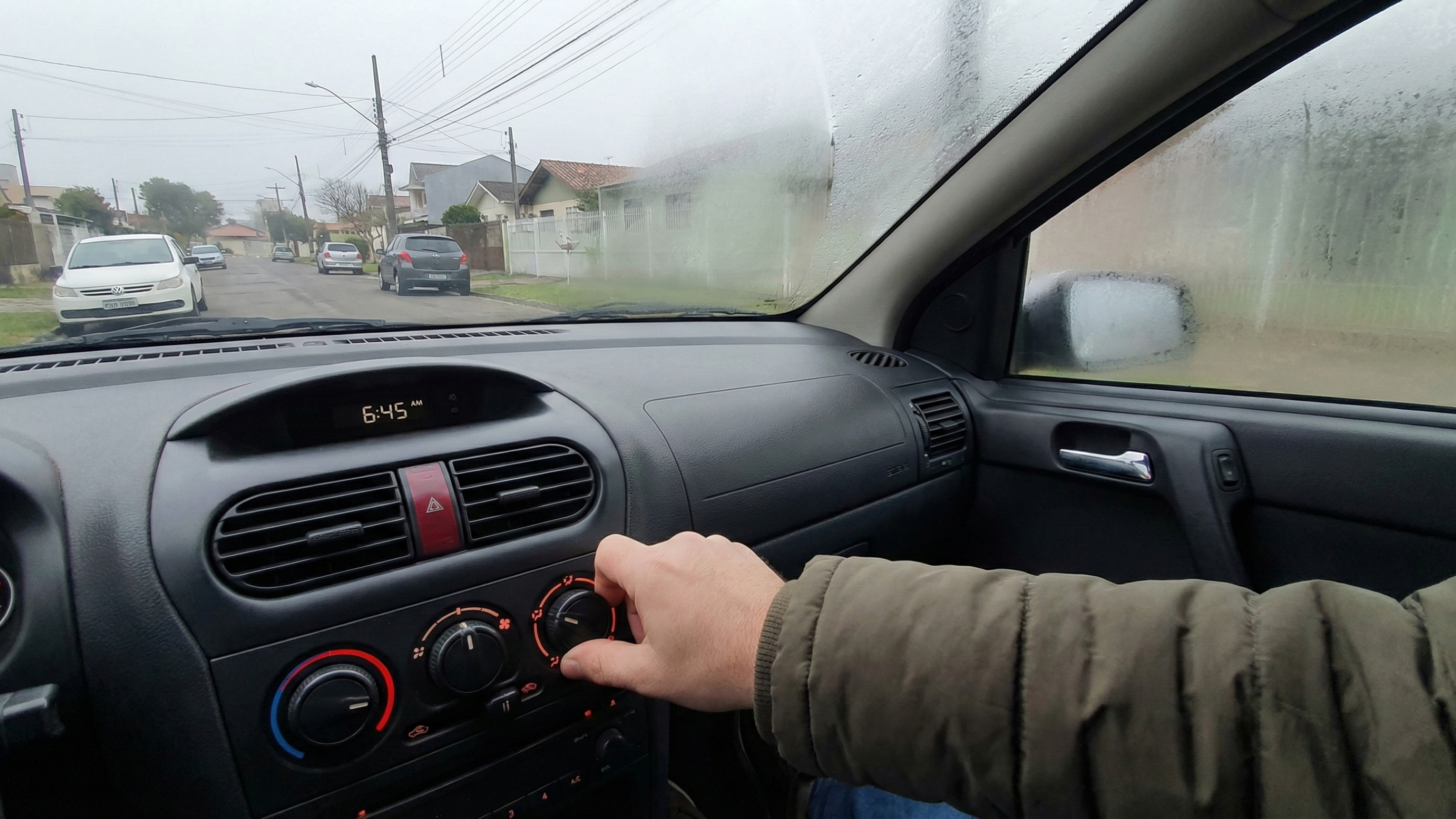 O aquecedor do seu carro não esquenta rápido? O erro no painel que piora tudo e como corrigir em 2 minutos
