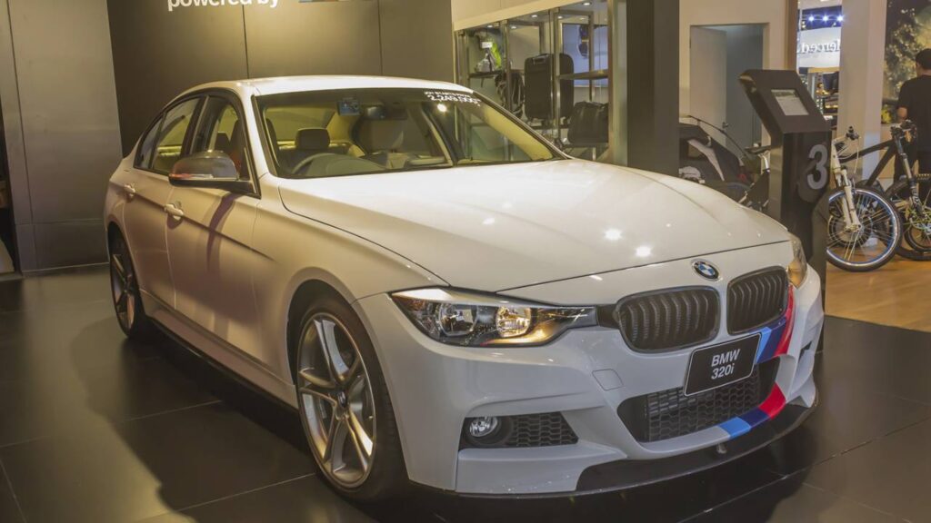 Carro BMW 320i branco em exposição