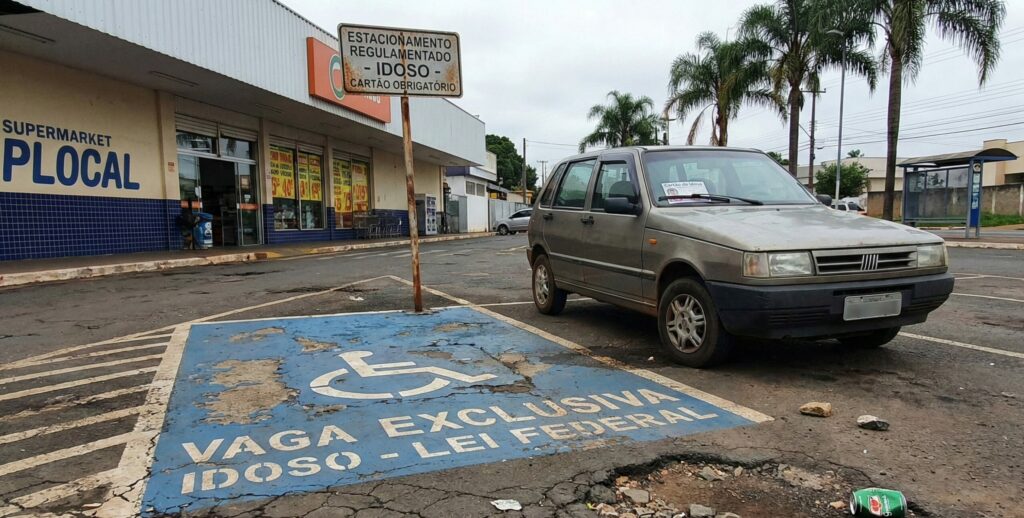 Carro estacionado em lado de vaga exclusiva para idosos e PCDs