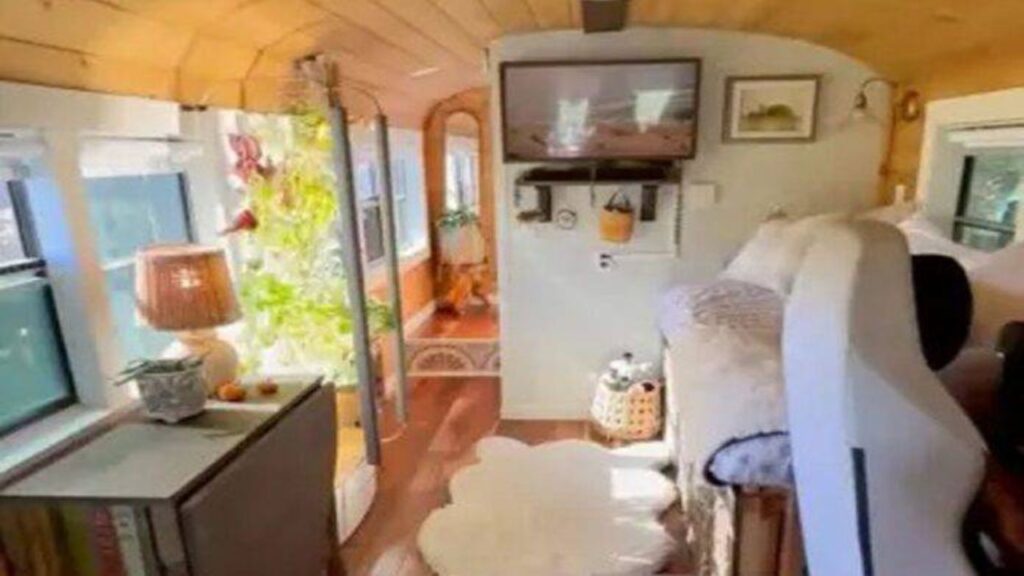 Casal econômico compra ônibus usado por $ 160.000, transforma em uma casa móvel dos sonhos à beira-mar